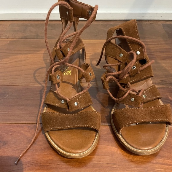 L’intervalle Gladiator Suede Heel Sandals, Tan - 37 - Picture 2 of 4